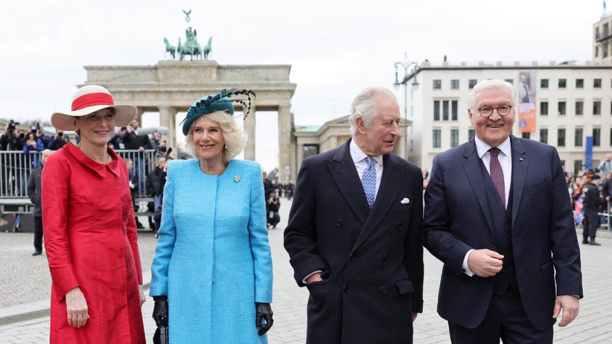 La primera dama alemana, junto a los reyes de Reino Unido y el presidente de Alemania en Berlín.