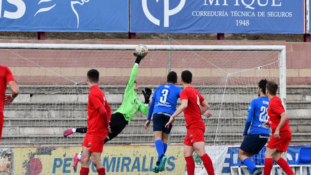 Víctor, en una bona intervenció, evita un gol de l’Igualada.