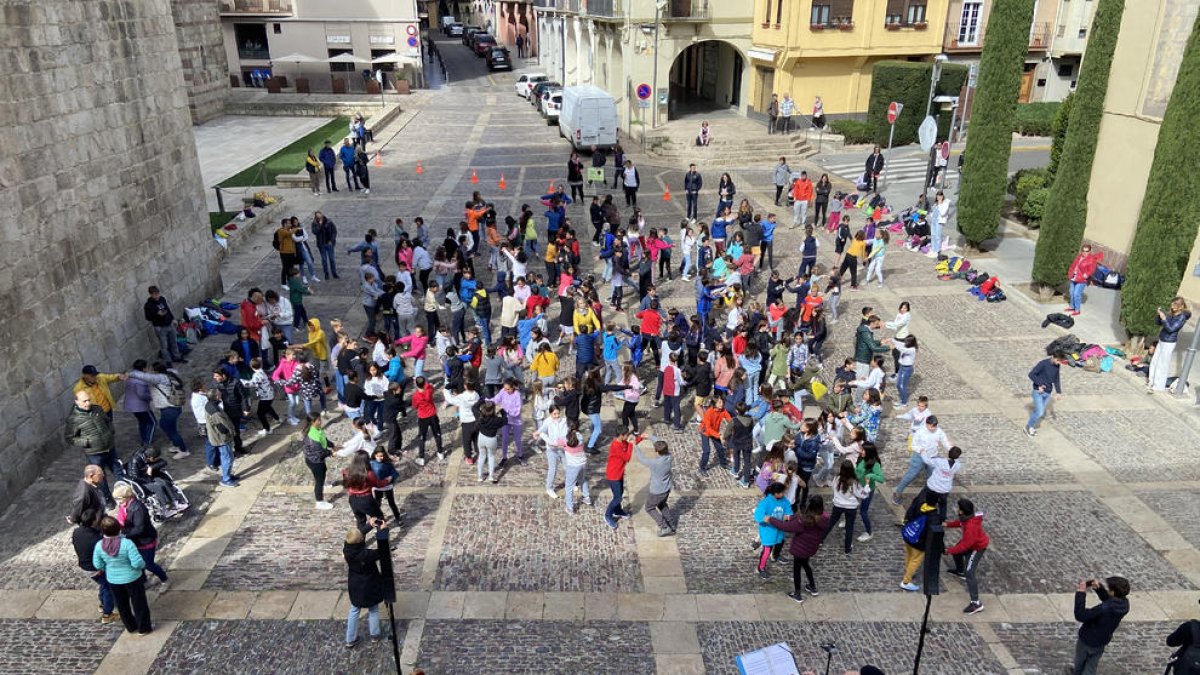 Los escolares mostraron en la plaza dels Oms de La Seu las danzas que llevan ensayando desde enero.
