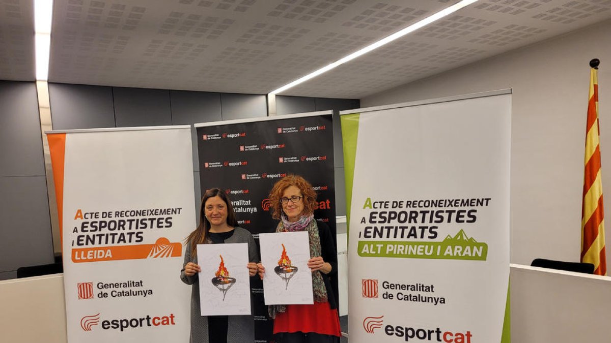 Lourdes Ravetllat i l’artista Rosa Franco, autora de la litografia.