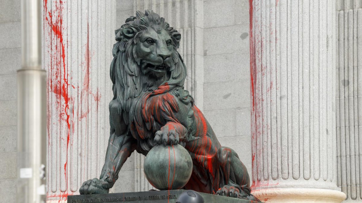 IMÁGENES - Ocho activistas climáticos detenidos tras teñir de rojo la fachada del Congreso