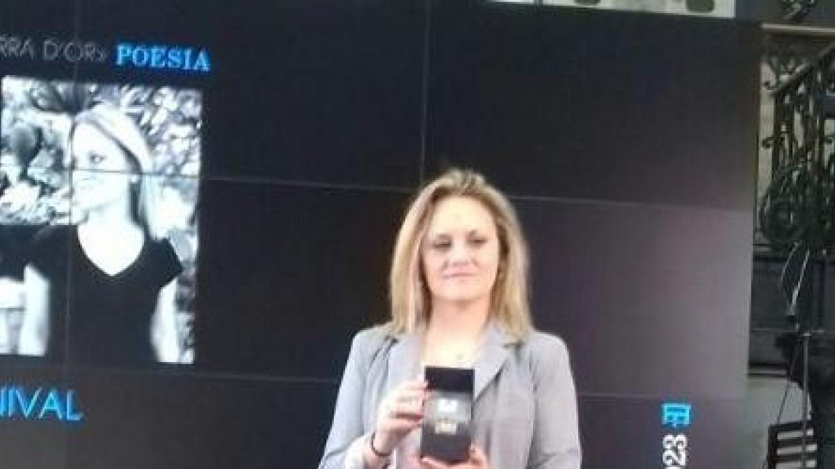 La poeta Àngels Marzo amb la serreta d'or, de solapa, que representa la distinció que atorga la revista Serra d'Or.