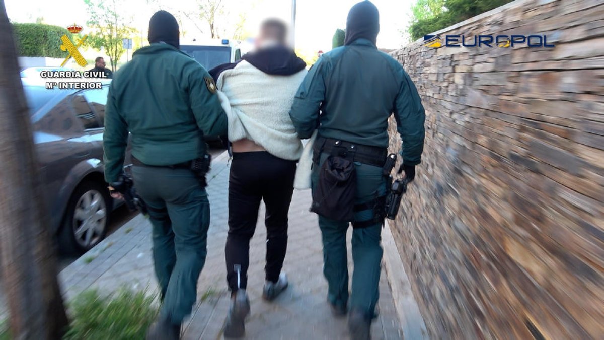 Uno de los detenidos durante el operativo de la Guardia Civil.