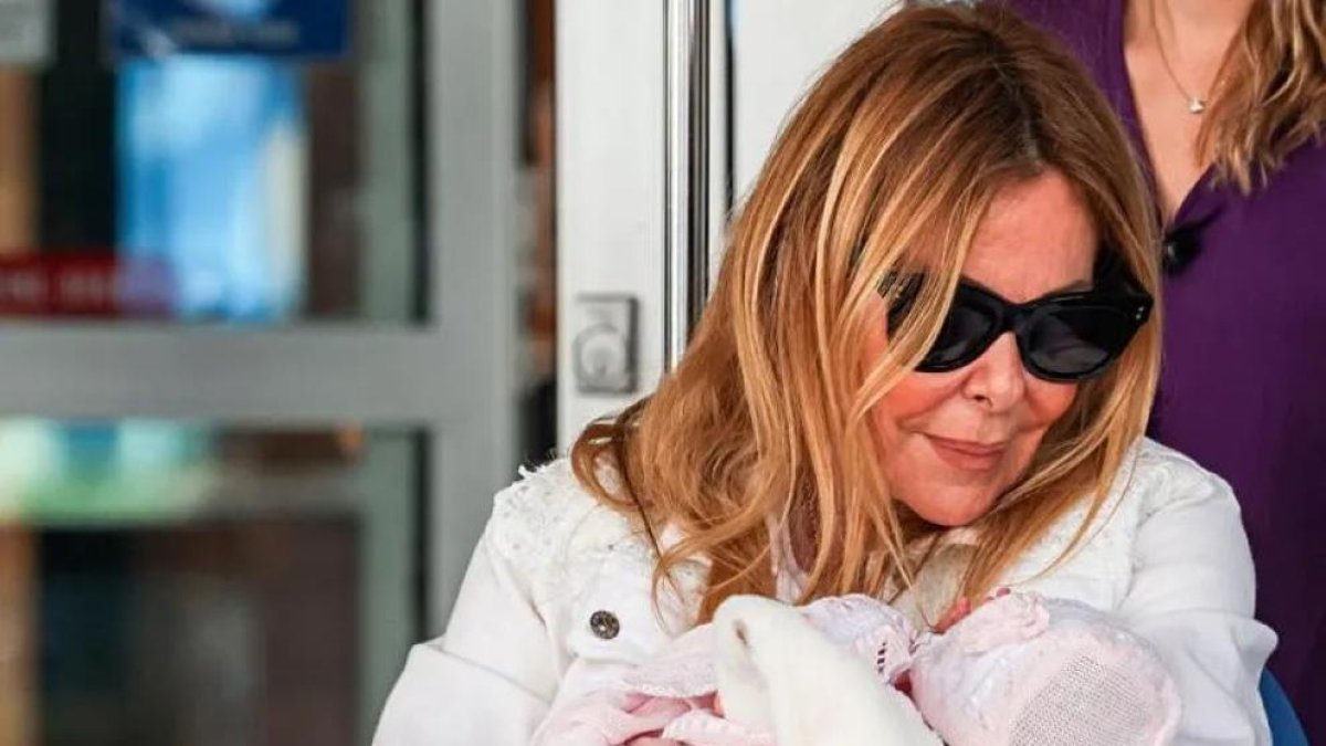 Ana Obregón con la niña en brazos.