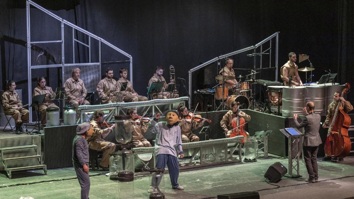 El Gran Teatre de la Passió de Cervera acogió ayer por la mañana el espectáculo ‘A tentipotenti’.