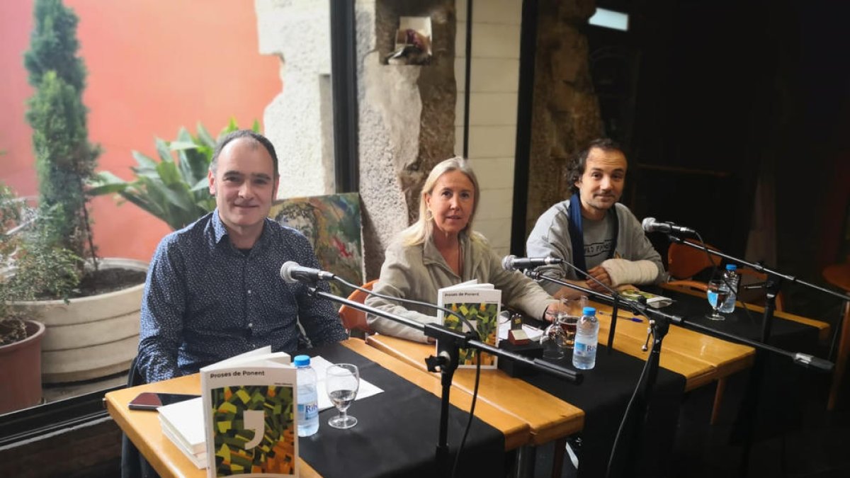 La cafetería Slàvia de Les Borges acogió ayer la presentación de la nueva edición de ‘Proses de Ponent’.