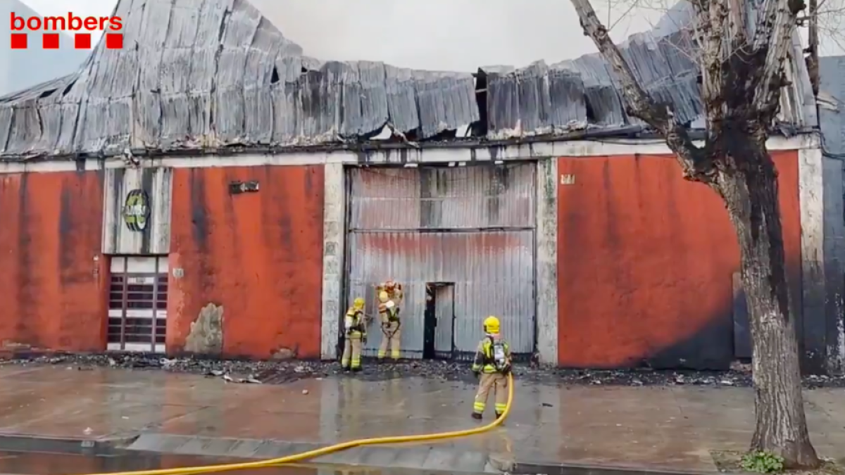 Estabilizado el incendio en una nave de neumáticos en Sant Boi de Llobregat