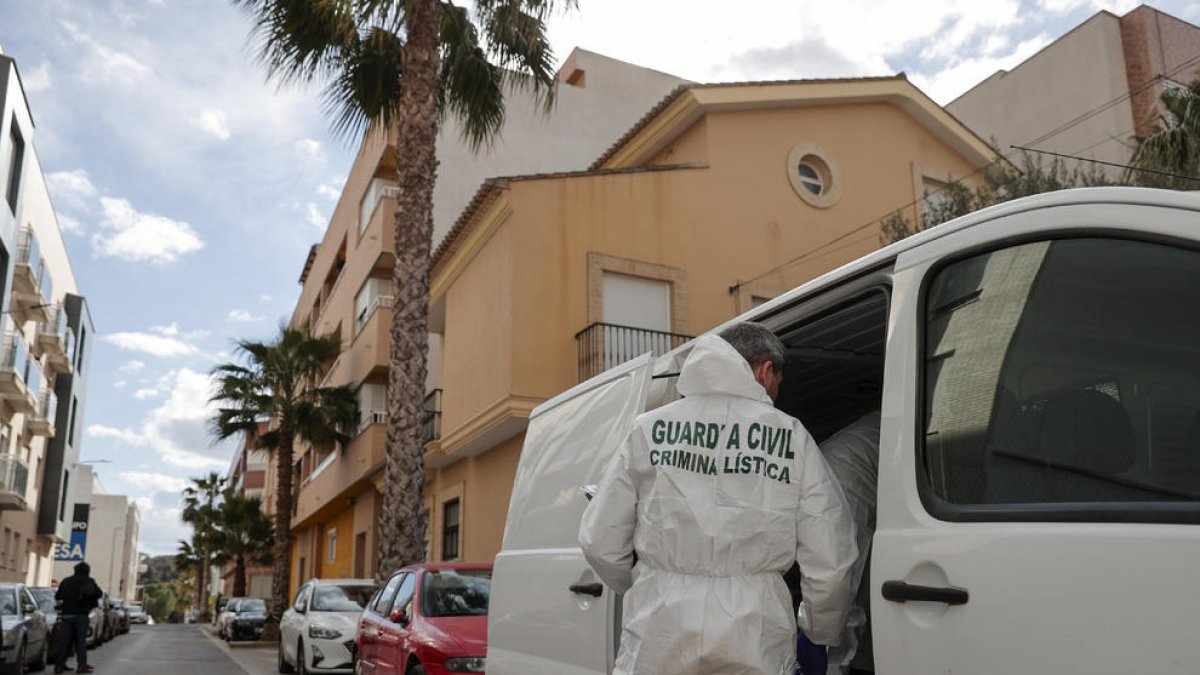 Troben el cadàver d'un nadó després de llançar-se la seua mare al buit des d'un terrat