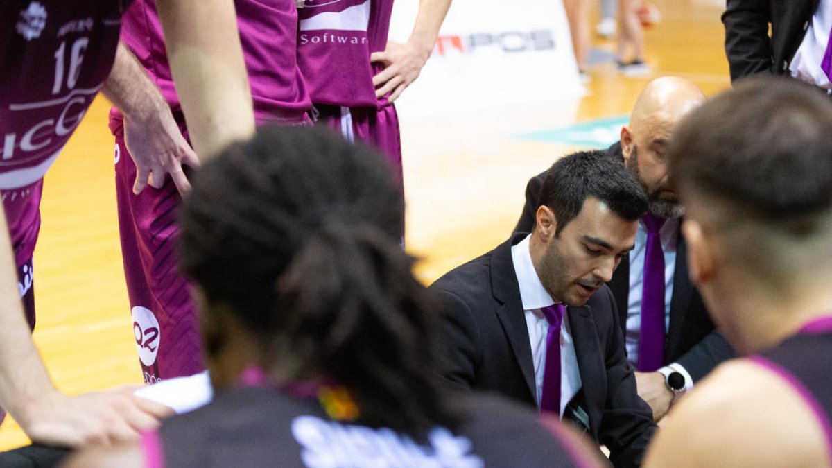 Gerard Encuentra da instrucciones a sus jugadores ante el Andorra.