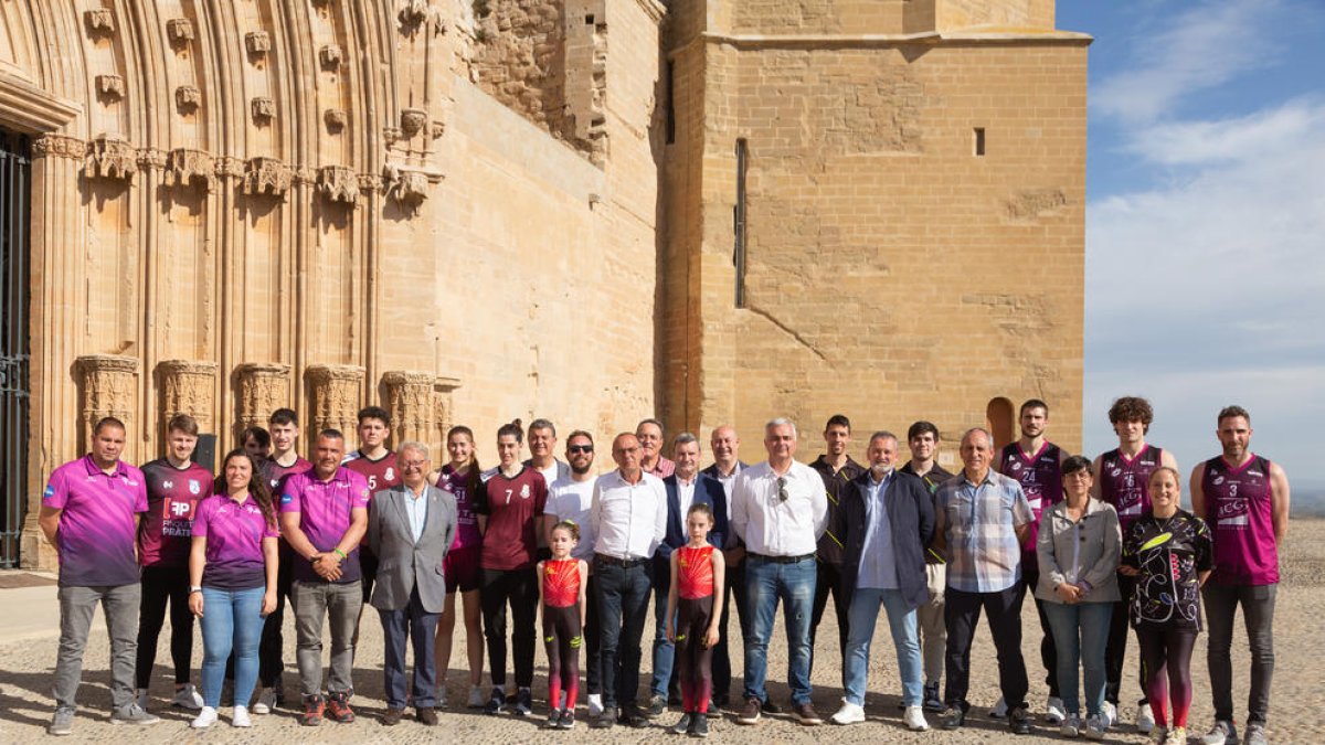 El alcalde Miquel Pueyo, junto con representantes de diez clubes de la ciudad de Lleida, ante la Porta dels Apòstols.