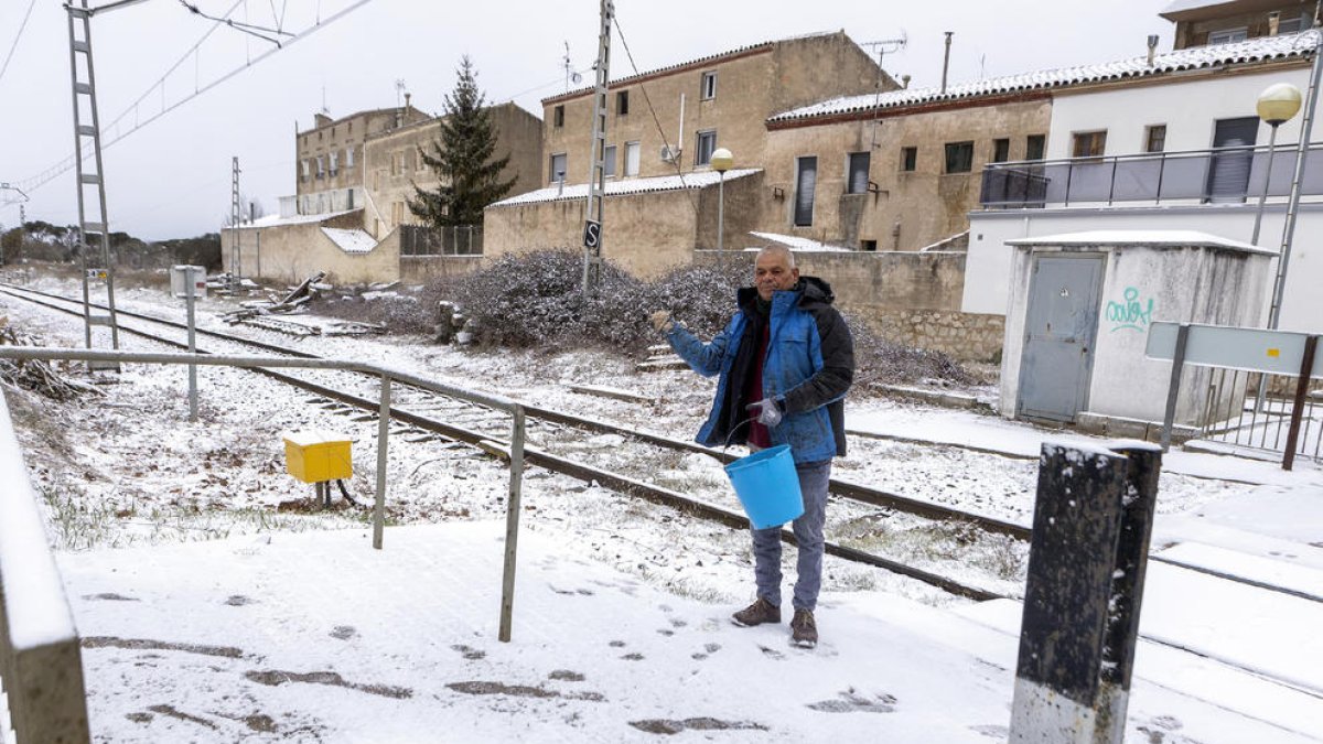 Un home abocant sal ahir a Sant Guim de Freixenet després de la nevada.