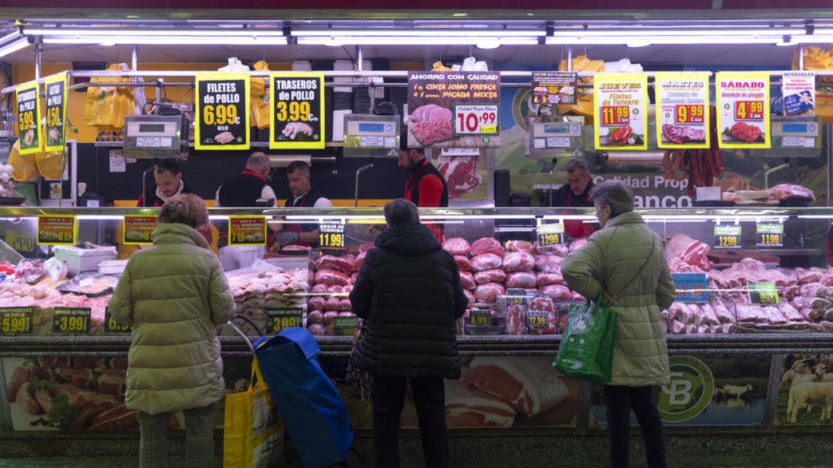 Els consumidors cada vegada comparen més els preus i busquen ofertes a l’hora d’omplir els carros de la compra.