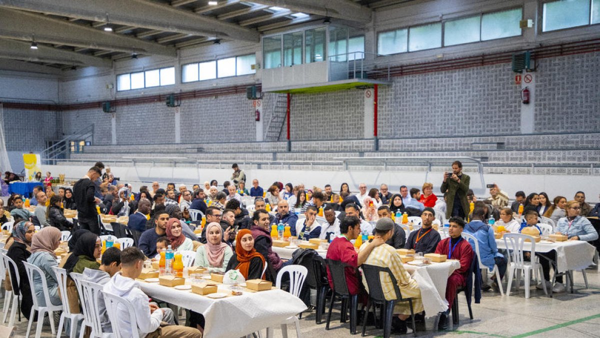 El pavelló de la Bordeta va acollir ahir un Iftar, l'àpat nocturn que trenca el dejuni del ramadà