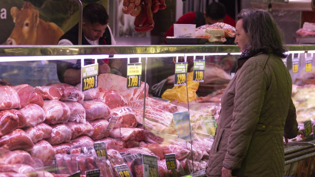 Expertos alertan que los alimentos siguen presionando al alza.
