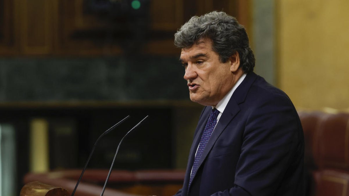 El ministro de Inclusión, Seguridad Social y Migraciones José Luis Escrivá, interviene en el Congreso.