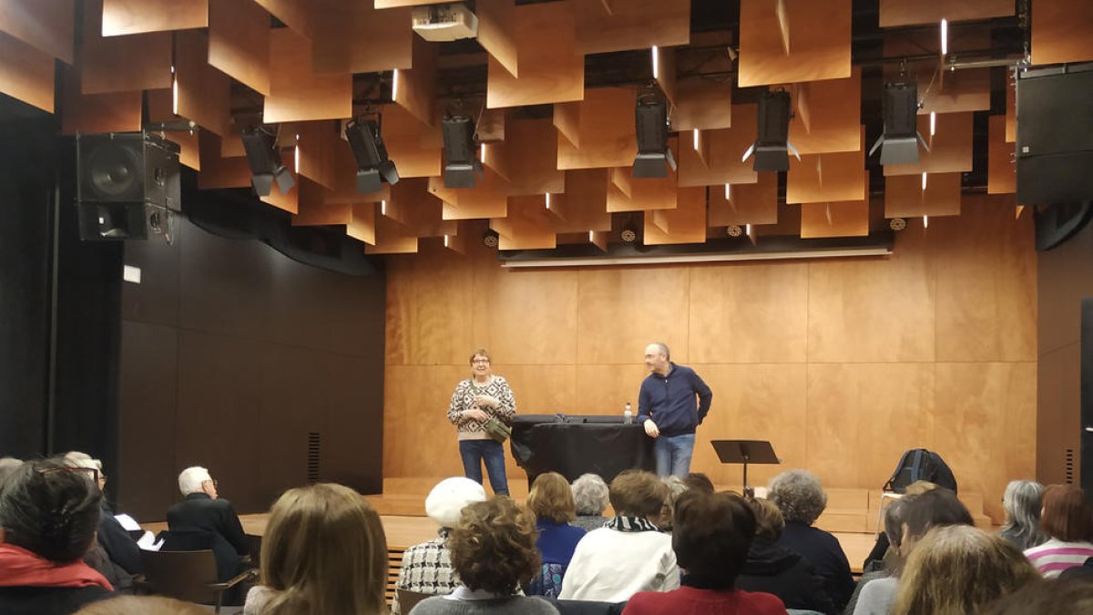 Carmina Pardo i el músic Pedro Pardo, en un recent assaig amb cantaires a l’Espai Orfeó.