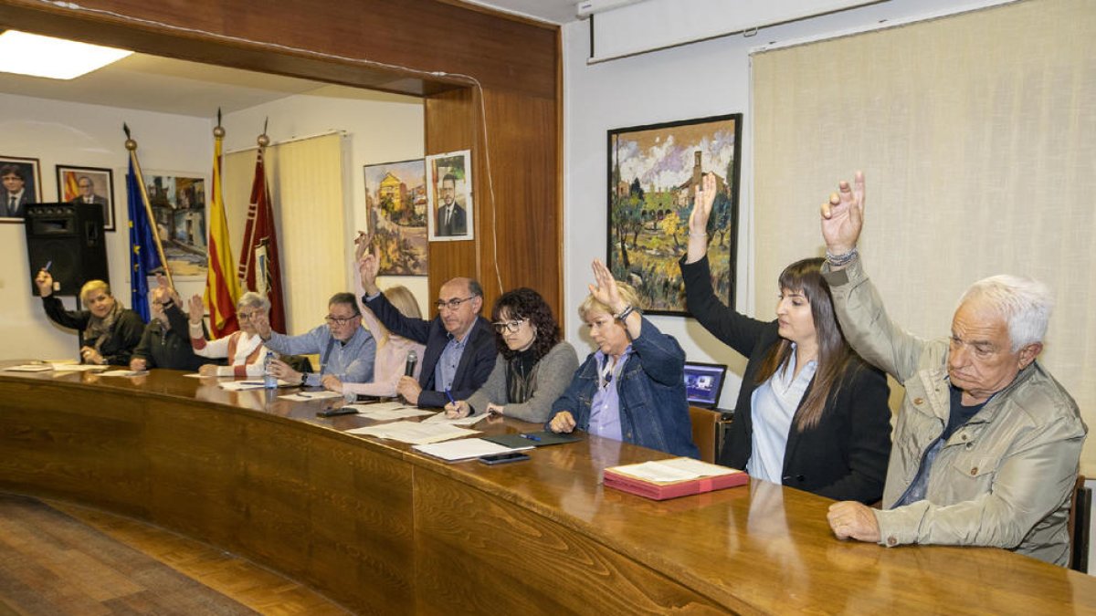 Los ediles de Torà en el momento de votar el paso de la comarca de la Segarra al Solsonès.