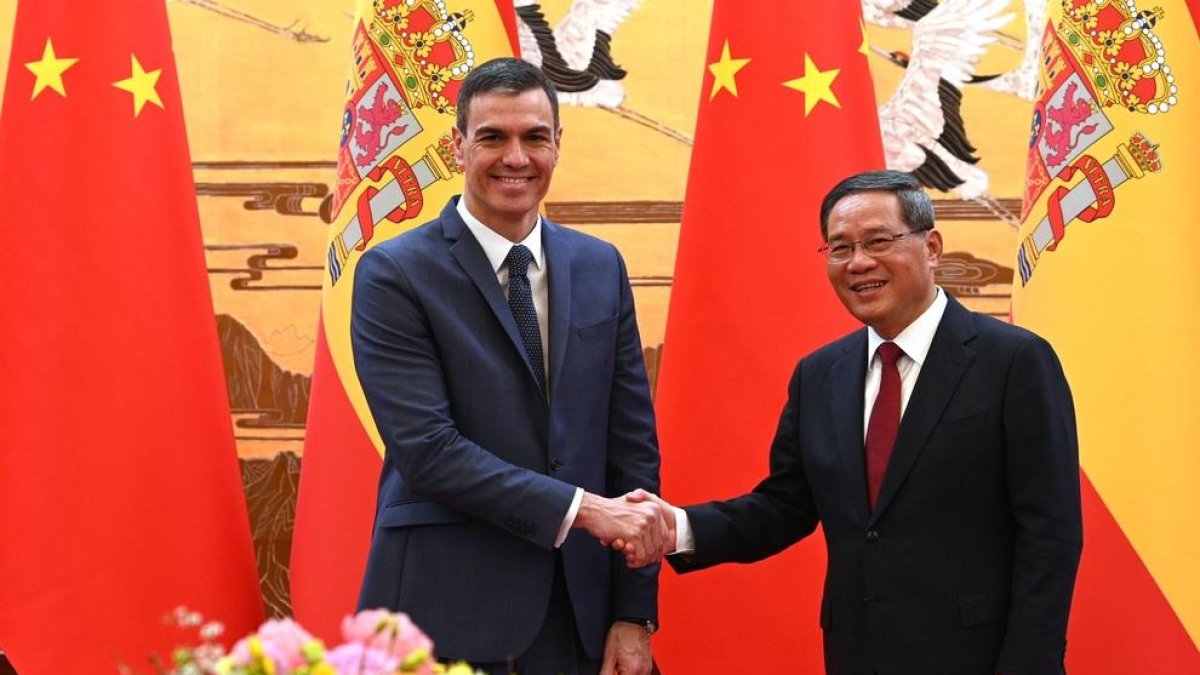 El presidente del Gobierno español, Pedro Sánchez, y el primer ministro chino, Li Qiang, en Pekín.