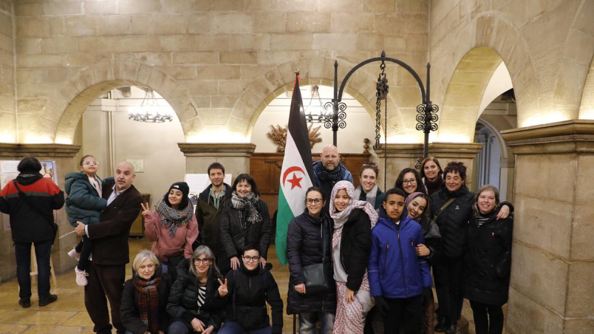 Una vintena de persones es van reunir al Pati de la Paeria per celebrar aquesta efemèride.