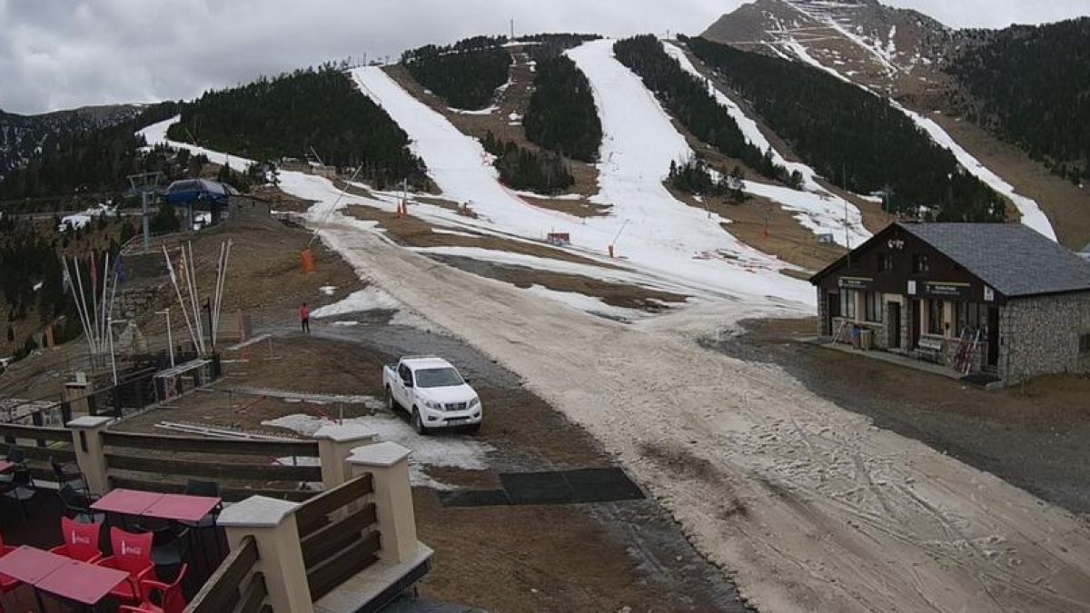Espot finaliza hoy su temporada de esquí por las altas temperaturas y la falta de nieve