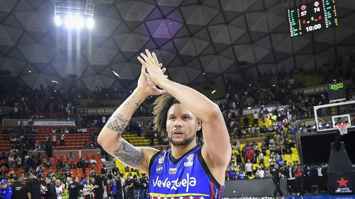 Michael Carrera aplaudeix l’afició després d’aconseguir el bitllet.