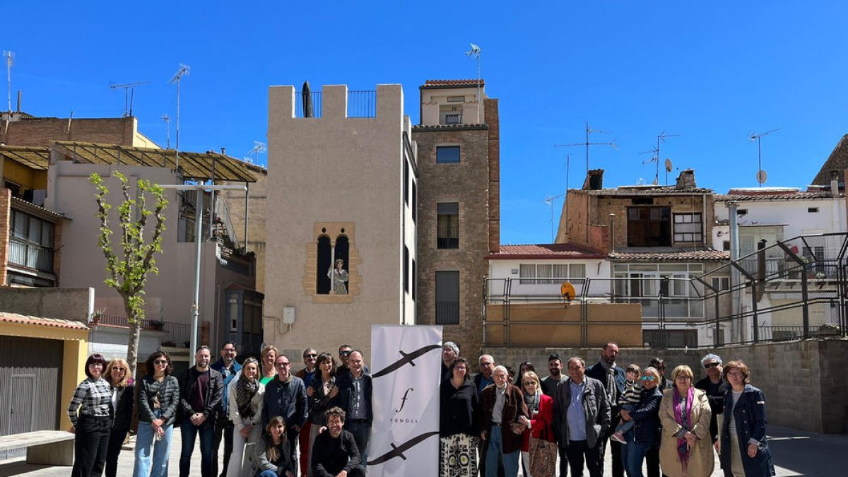 Foto final de grup de la trobada a Balaguer de l’editorial Fonoll, amb presència de Josep Vallverdú.