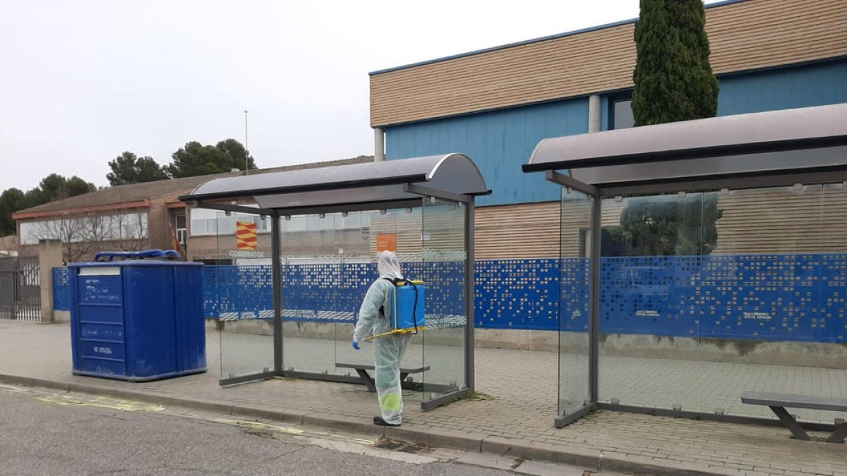 Un empleat municipal netejant carrers de la localitat.