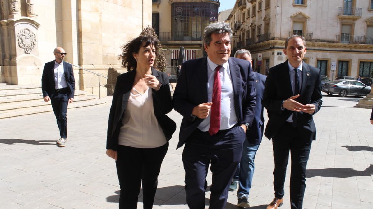 Un momento de la visita del ministro de Inclusión, Seguridad Social y Migraciones, José Luis Escrivá, a Tàrrega.
