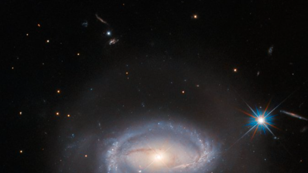 Hubble capta un misteriós objecte que desafia la seua classificació