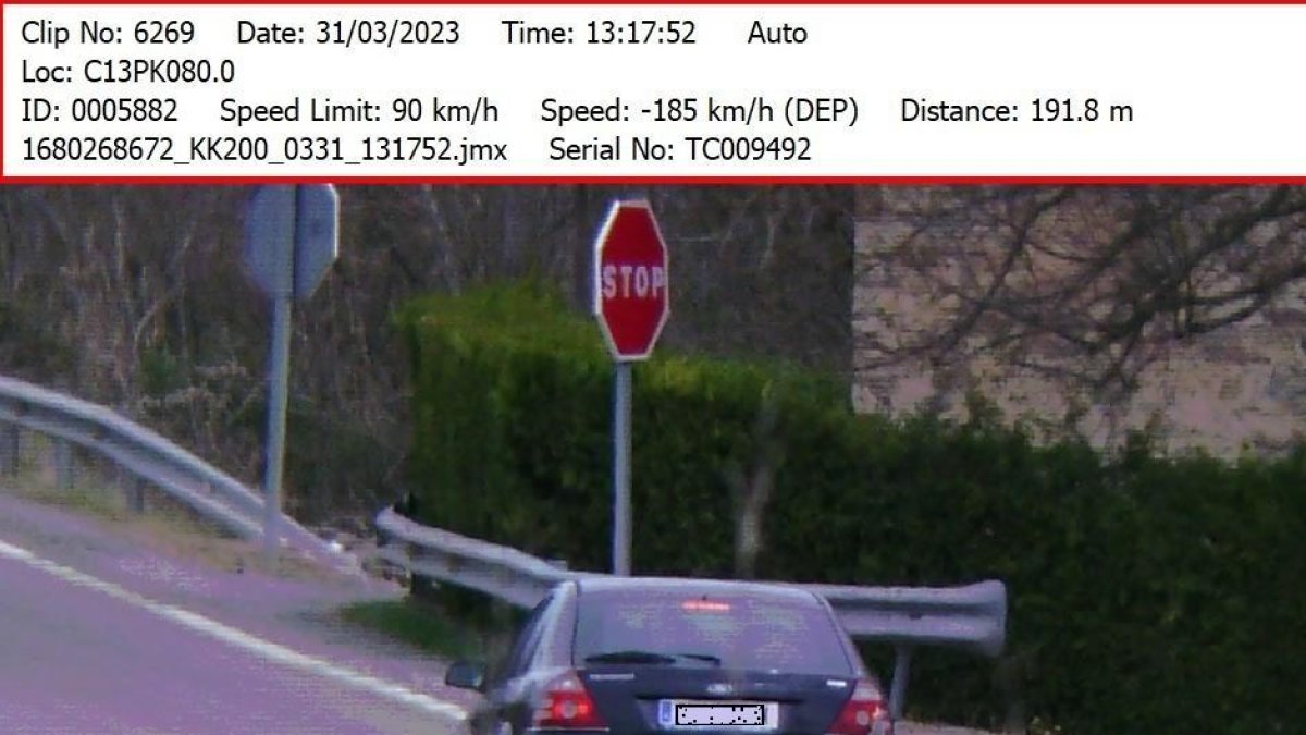 El coche pillado a 185 km/h en Castell de Mur y que estaba conducido por un conductor sin carné.