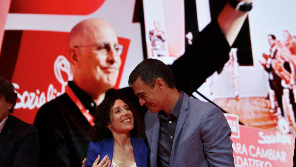 Pedro Sánchez, amb la candidata a l’alcaldia de Bilbao, Nora Abete, en l’homenatge a Rodolfo Ares.