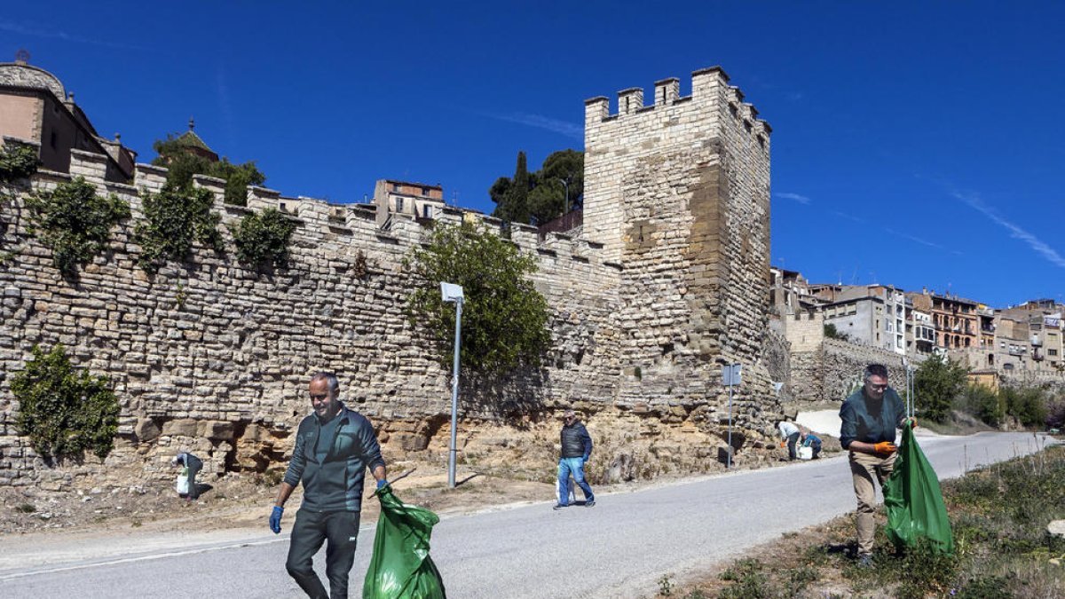 Jornada de neteja ahir de l’entorn de la muralla medieval.