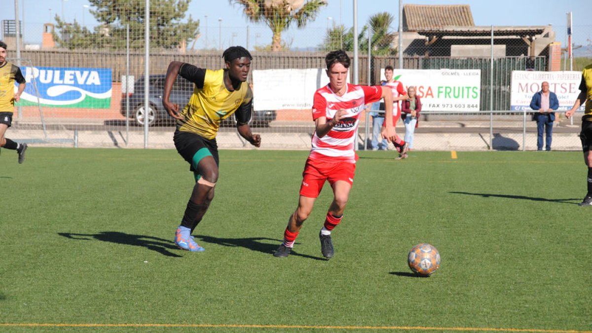 Una acció del partit disputat ahir entre Golmés i Almacelles.