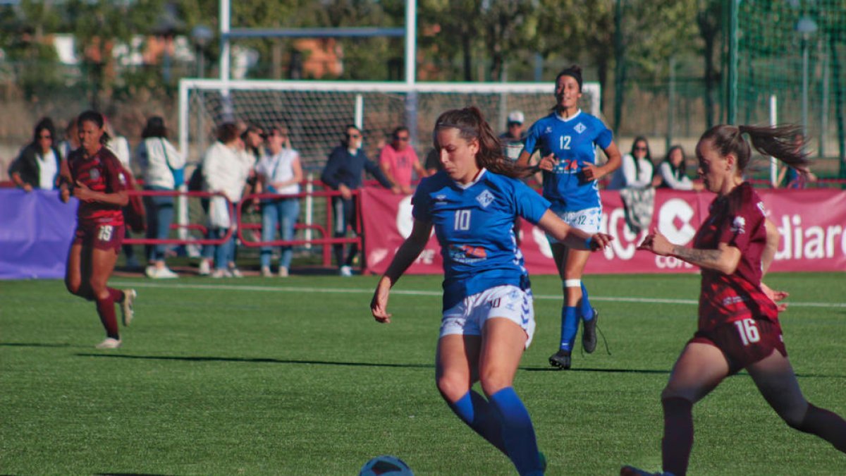 Andrea supera una rival en conducció, en una acció de la segona meitat.