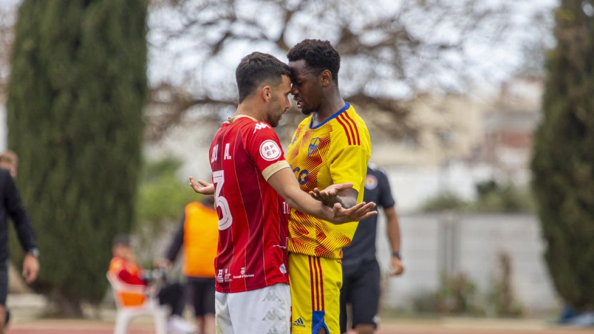 Alpha se encara con un jugador del Ibiza tras una acción del partido.