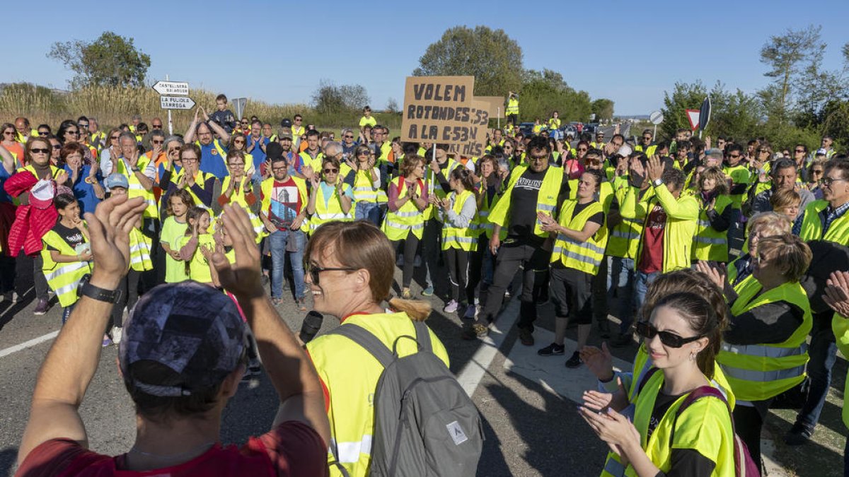 Tras el corte de la carretera, Som Rotondes leyó el manifiesto para exigir mejoras inmediatas.
