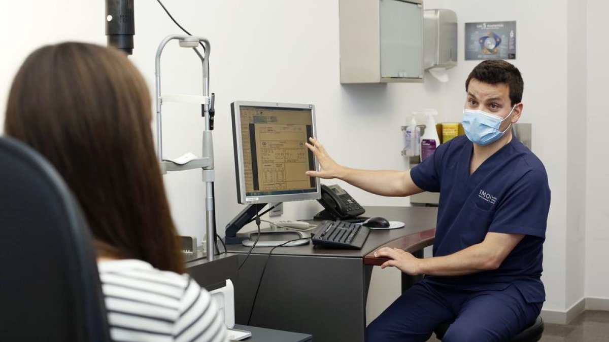 El Dr. Nuno Moura, en consulta