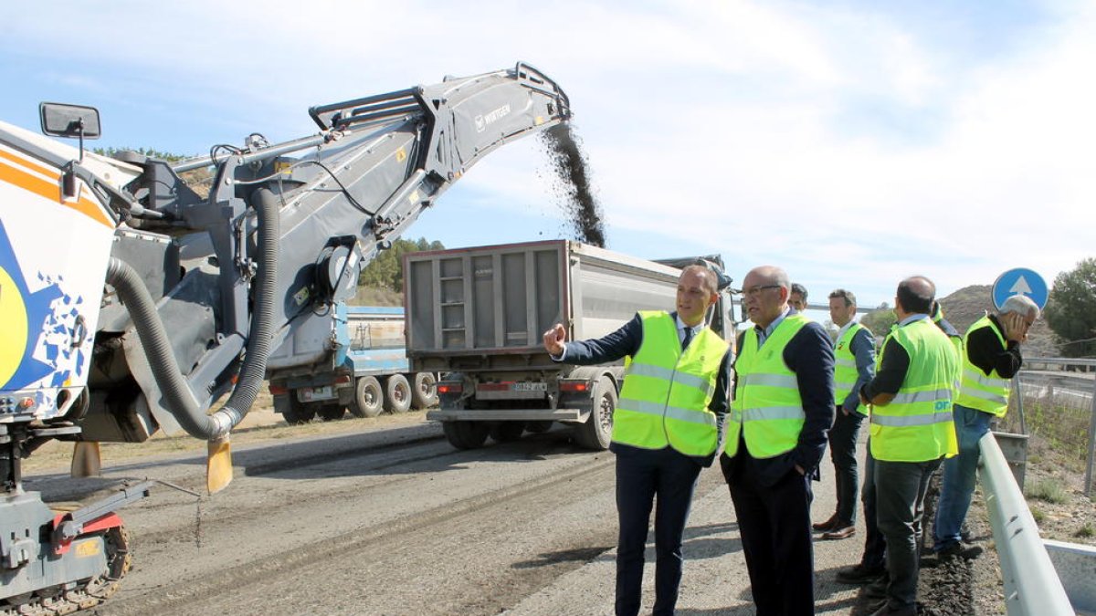 El subdelegado del gobierno español en Lleida, José Crespín, visita las obras de mejora del firme en la A-2 en Soses.