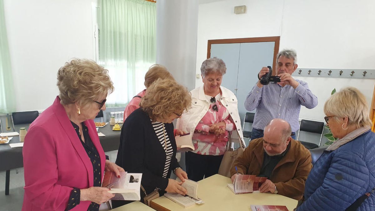 El escritor firmó ejemplares de ‘Acaçar la boira’ después del ‘bautizo’ de la biblioteca.