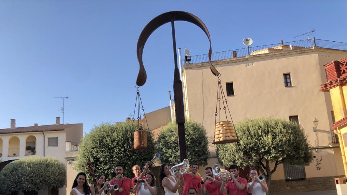 Foto de família dels integrants de la Cobla Vents de Riella de Agramunt.