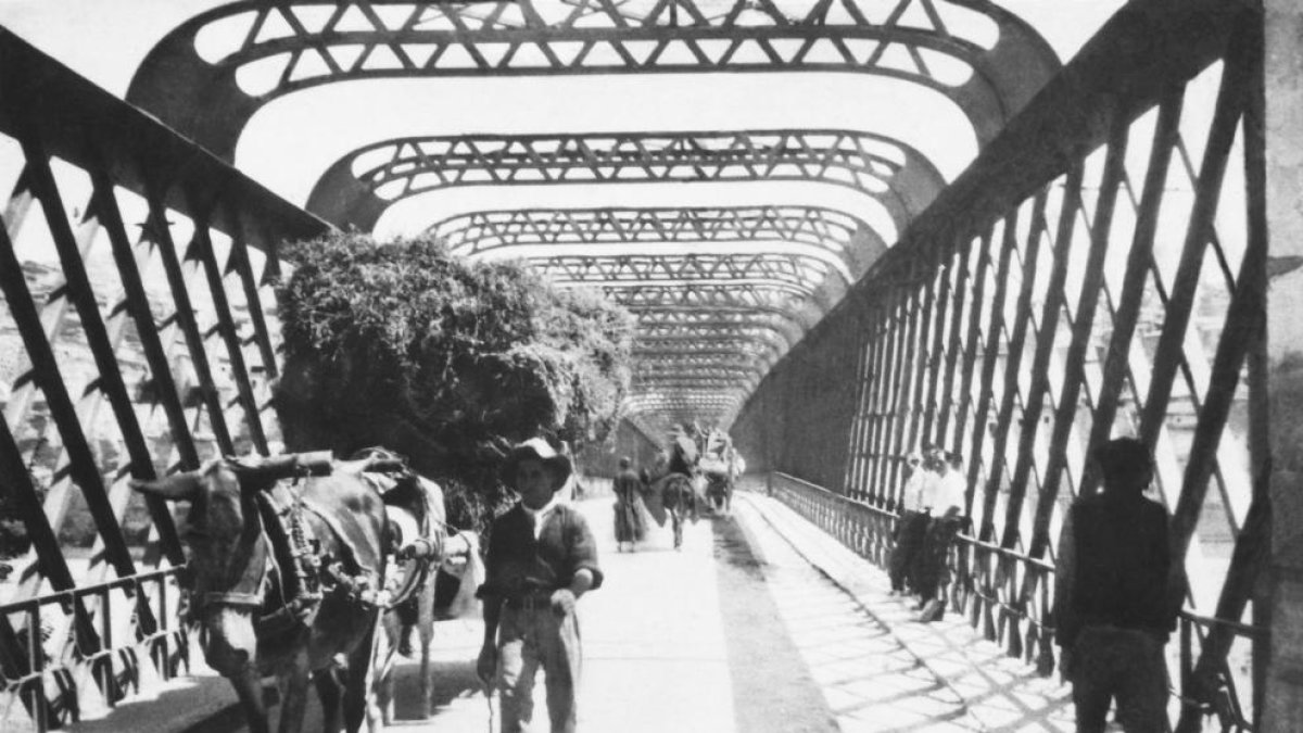 Exposición sobre el Pont de Ferro  -  La Oficina de Turismo de Fraga ofrece una exposición sobre el 140 aniversario de la construcción del Pont de Ferro, destruido en 1938.