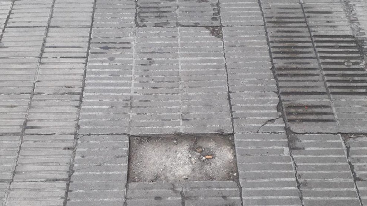 Vorera del carrer alcalde Porqueres, a l'altura del número 30.