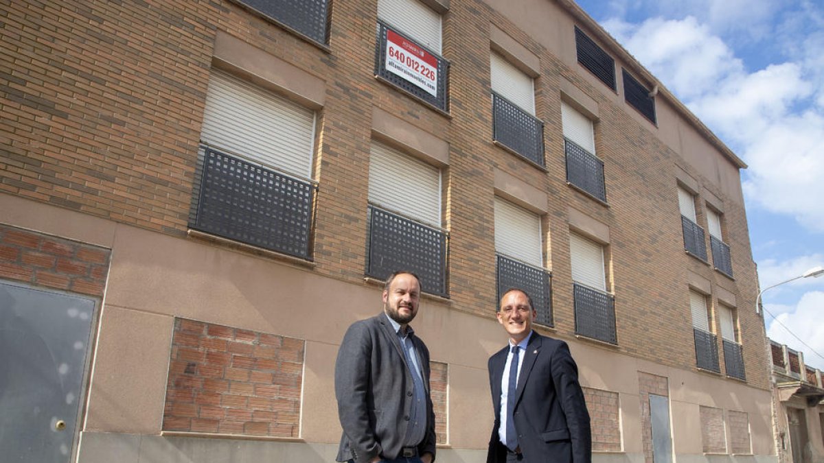 Pujol y Crespín, ayer delante de los 12 pisos de la Sareb en Castellserà.