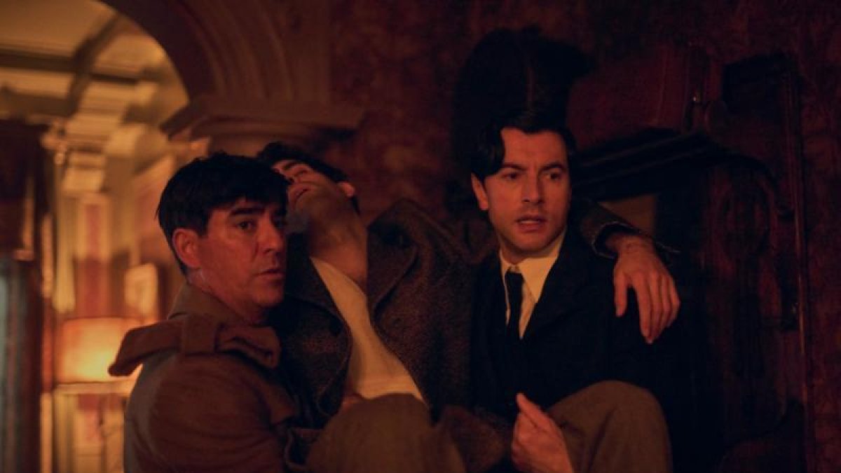 El actor Javier Rey (a la derecha) encarna a Guillermo, el médico protagonista de la ficción.