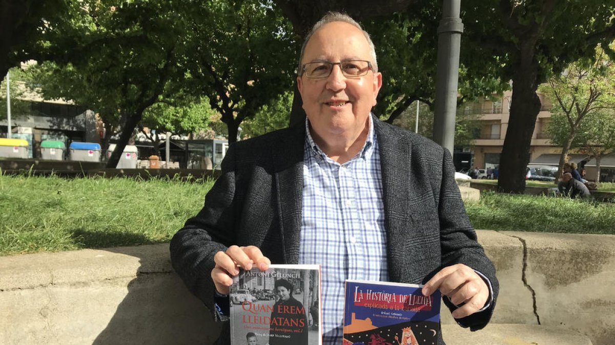Antoni Gelonch, ayer con sus dos libros de temática leridana.