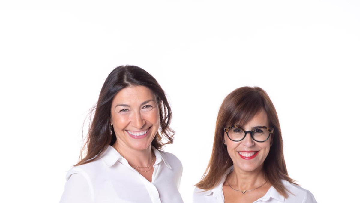 La doctora Núria Roure y la periodista Mariví Chacón.