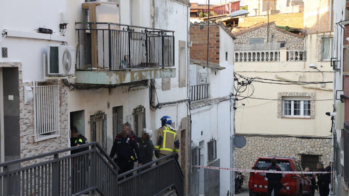 La vivienda de la calle Camp de Lleida donde se produjo el incendio y donde se encontró la plantación de marihuana. También tenía la luz pinchada.