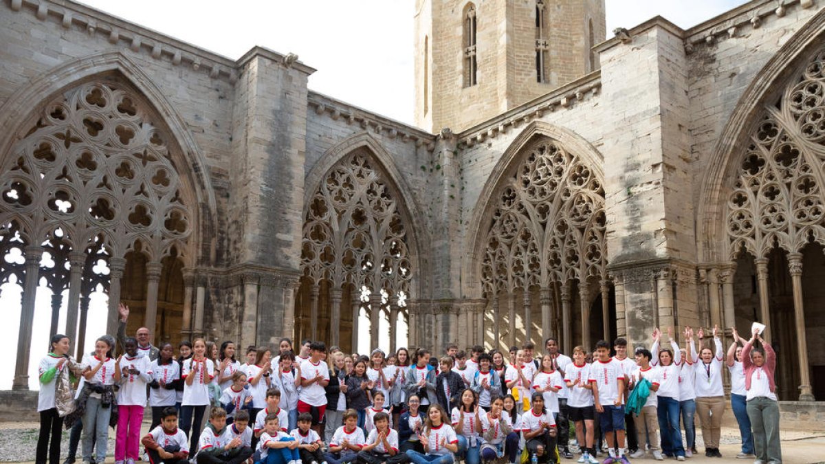 Un centenar de niños y adolescentes de la ciudad se dieron cita en la Seu Vella para participar en diversos talleres y actividades.