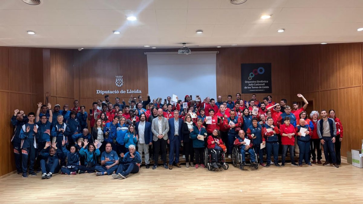 Esportistes i representants dels nou centres que van competir en la recent edició dels Special Olympics, homenatjats ahir.