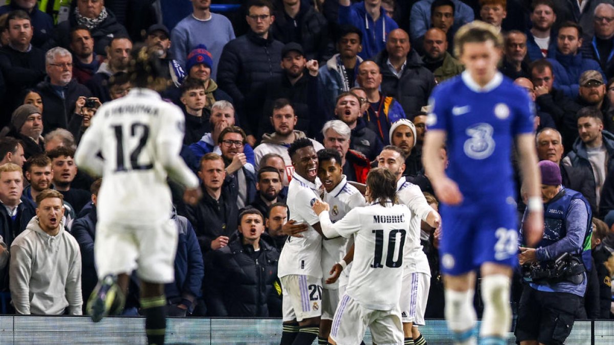 Els jugadors madridistes celebren un dels dos gols de Rodrygo.